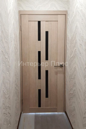 Межкомнатная дверь в квартире со стеклом